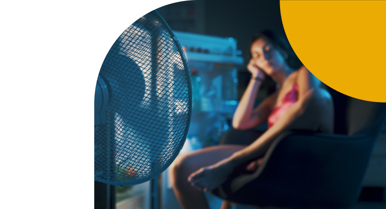 Femme épuisée souffrant de la chaleur pendant la canicule estivale, elle est assise devant le réfrigérateur ouvert et se rafraîchit
