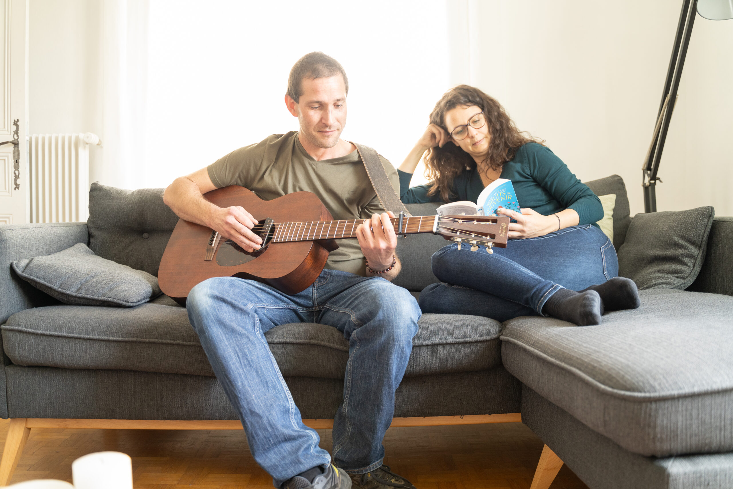 couple avec une guitare sur un canapé