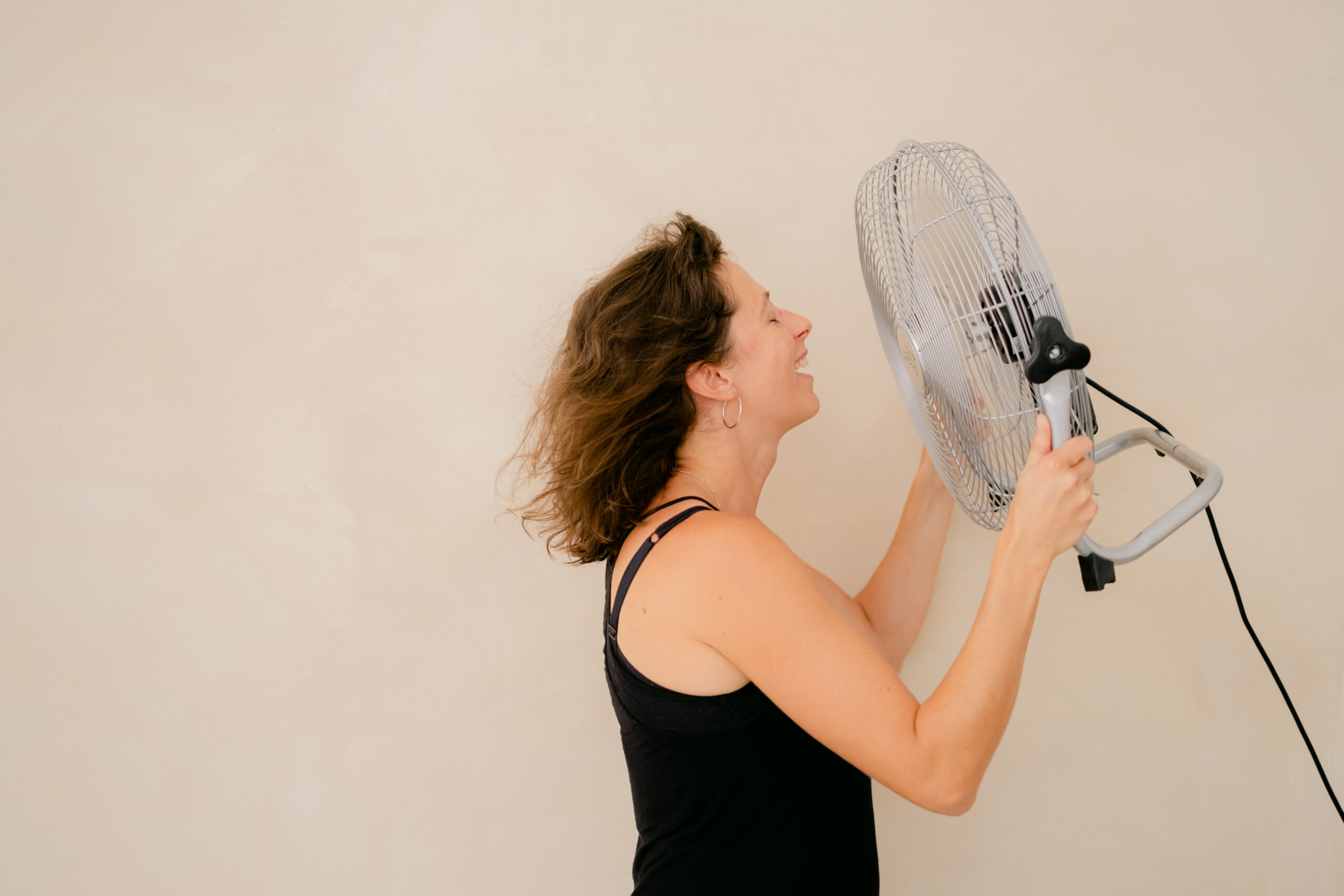 Femme devant un ventilateur