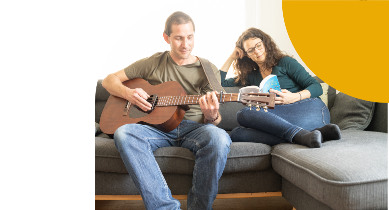 couple avec une guitare sur un canapé